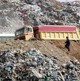 Ψεκασμοί στα σκουπίδια από την Νομαρχία Πειραιά για την προστασία της δημόσιας υγείας <br>