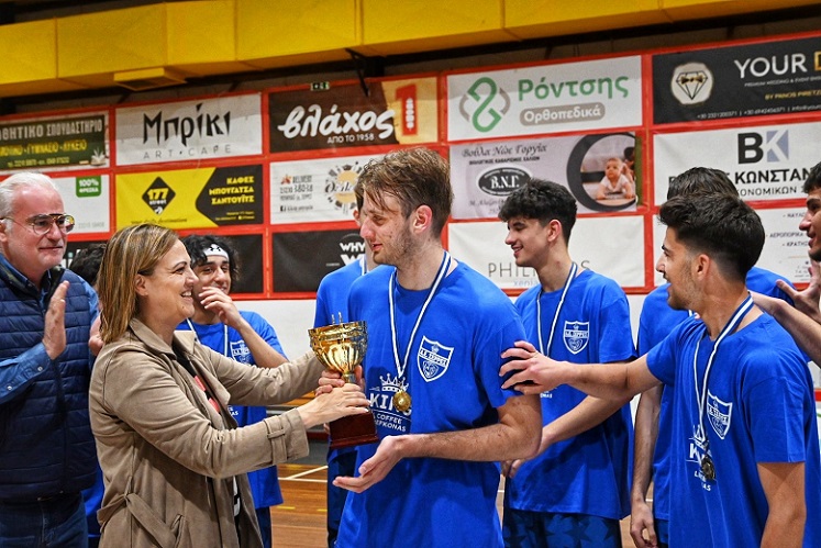 Η Δήμαρχος Σερρών απένειμε τα μετάλλια και  το Κύπελλο στους πρωταθλητές της ΑΕ Σερρών