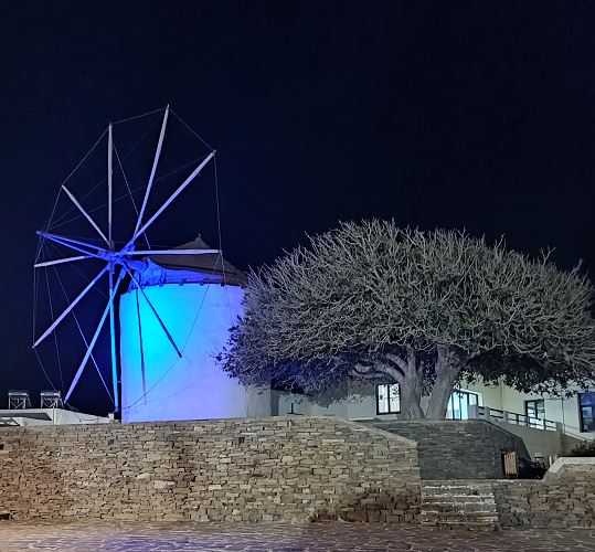 Ο Δήμος Πάρου φώτισε «μπλε» τον Μύλο στον λόφο της Αγίας Άννας